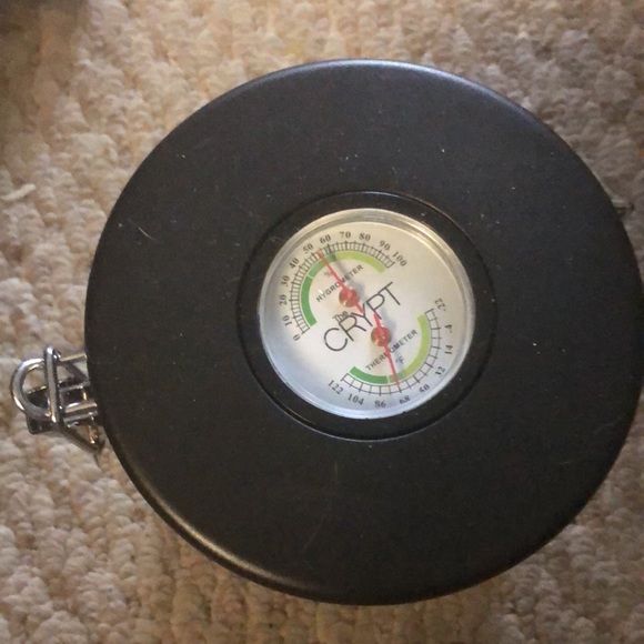 The crypt vacuum sealed with humidity gauge - Picture 2 of 3